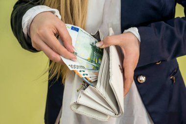 Kadın euro banknot cüzdanından yeşil dışarı alır