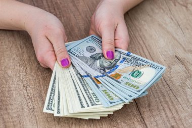el üzerinde 100 dolarlık banknotlar. yakın çekim