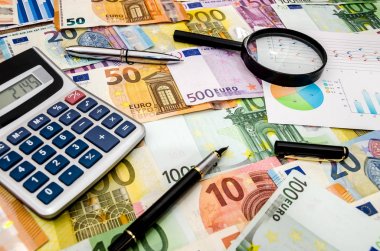 hesap makinesi kalem ve grafik euro arka plan üzerinde