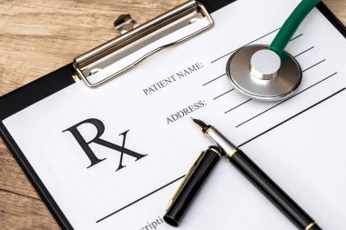 Bir eczane reçete ile tablet bir stetoskop ve bir kalem ile