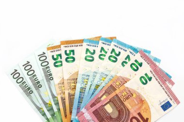 Avro banknotları beyaz arkaplanda izole .