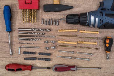 Çeşitli araçlar ahşap doku masada Oluşturucu