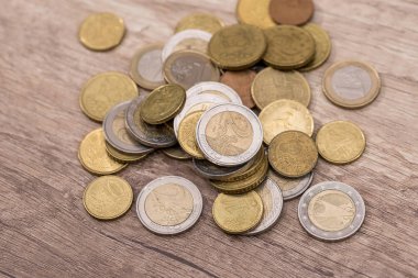 parlak euro para masanın üzerinde. yakın çekim.