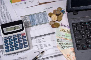 Yıllık bütçe, Masa üzerinde araştırma ve iş raporu dizüstü, euro Bono, bozuk para ve kalem ile pazarlama.