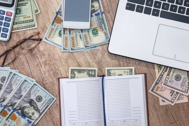 laptop, defter, kalem, Doları, ahşap masa üzerinde telefon