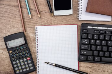 akıllı telefon, bilgisayar klavye, hesap makinesi, kalem ve Ofis Masası üstünde not etmek. Metin için yer kopyalayın.