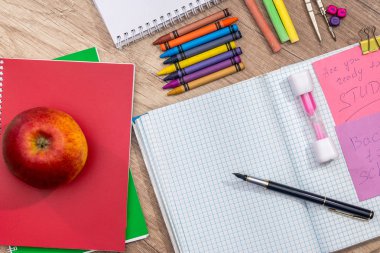 metin geri notepad ile farklı okul malzemeleri okul yazmak için