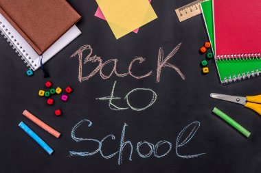 izole üzerinde siyah birçok farklı okul malzemeleri