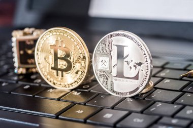 bitcoin ve litecoin siyah dizüstü klavye
