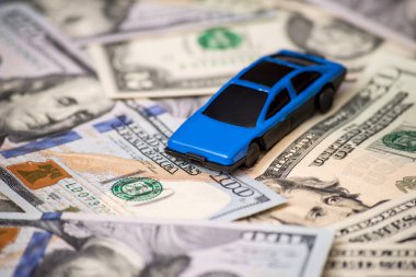 ABD Doları banknot üzerinde küçük oyuncak araba