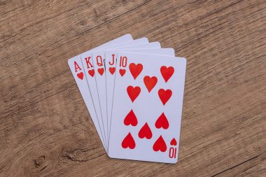 Kalpler iskambil ahşap masa üzerinde uygun