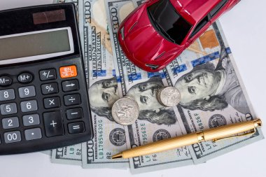Oyuncak araba ve hesap makinesi, para, kalem