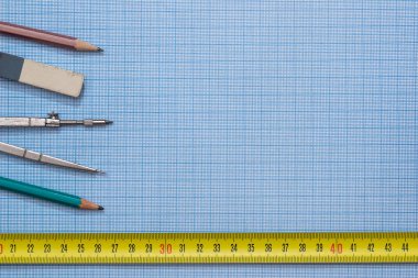 Çizim Pusula, kalem ve cetvel üzerinde grafik kağıdı arka plan