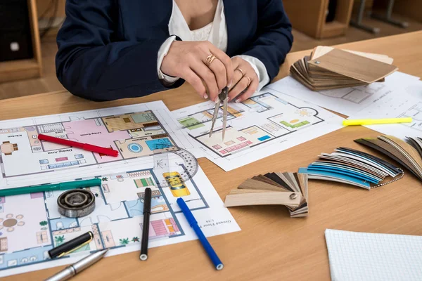 Mujer Hace Mediciones Del Proyecto Casa —  Fotos de Stock