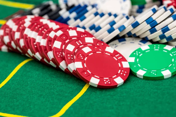 Diferentes Fichas Poker Mesa Cassino — Fotografia de Stock