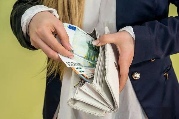 女性は緑の財布からユーロ紙幣を取り出し — ストック写真