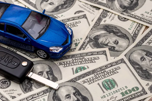 Schlüssel Für Auto Und Auto Die Auf 100 Dollar Scheinen — Stockfoto