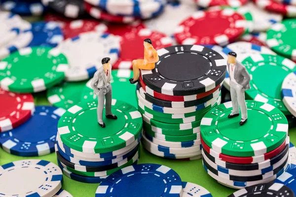 Pequenas Pessoas Brinquedo Estão Sentadas Fichas Poker — Fotografia de Stock