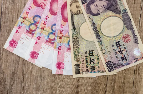 Chinesischer Yuan Gegen Japanischer Yen Auf Dem Schreibtisch — Stockfoto