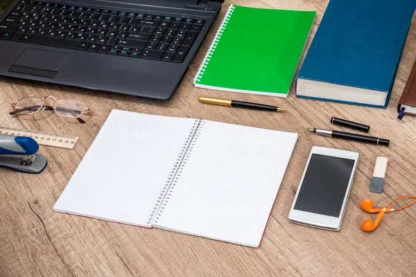 Laptop Telefon Tablet Notebook Stift Und Taschenrechner Auf Dem Schreibtisch — Stockfoto