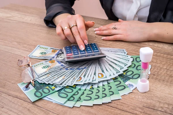 ユーロとドル札を保持している女性 お金の概念 — ストック写真