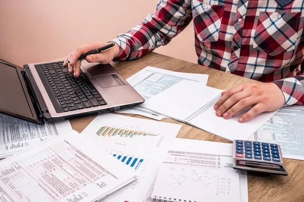 Mann Füllt Steuerformular Mit Geschäftsbericht Grafik Laptop Aus — Stockfoto