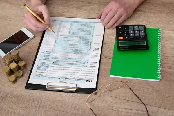 Hombre Estresado Llenando 1040 Formulario Impuestos — Foto de Stock