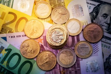 Da Euro ve dolar makroda vardır