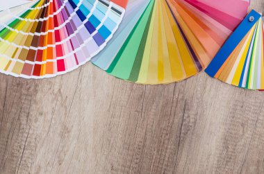 Renkli numuneler yalan ahşap bir masa üzerine