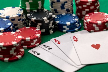 Poker kart ve yeşil masada farklı patates kızartması