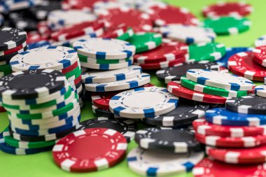 yeşil bir arka plan üzerinde izole birçok poker fişleri