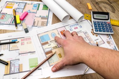 Gözden geçirme ve blueprint gösterilen mimar. mimari kroki.