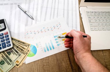 grafikler istatistiklerini para dizüstü bilgisayar hesap makinesi adam