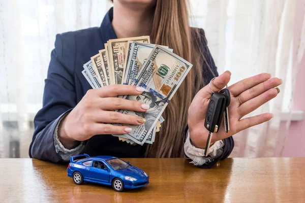 Frauenhände Mit Dollars Auto Und Schlüsseln — Stockfoto