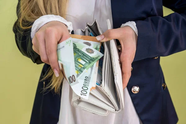 Жінка Виймає Банкноти Євро Гаманця Зеленому — стокове фото
