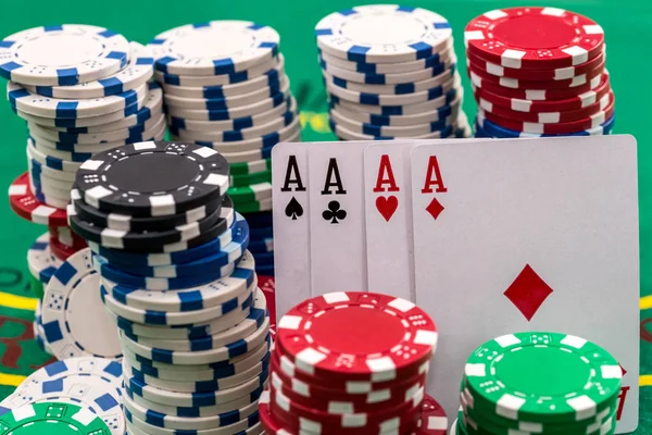 Muitas Fichas Poker Com Cartões Mesa — Fotografia de Stock