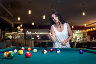 Güzel esmer, ıstaka ve tebeşirle .