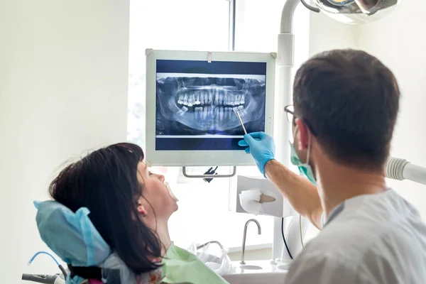 Lekarz Dentysta Wskazujący Prześwietlenie Pacjenta Monitorze — Zdjęcie stockowe