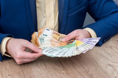 İş adamı avro banknotlarını hayranına yerleştiriyor