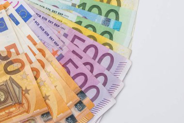 Fanned euro banknotları beyaz arka planda izole