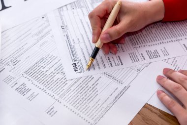 1040 formu dolduran kadın elleri.