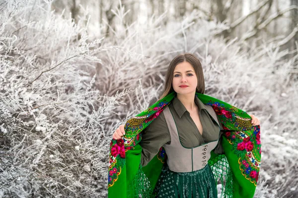 Ung Och Attraktiv Kvinna Poserar Med Grön Sjal — Stockfoto