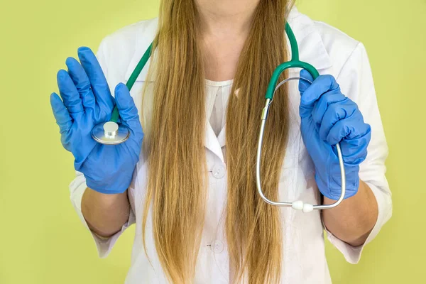 Kobieta Lekarz Stetoskop Trzymać Zielono — Zdjęcie stockowe