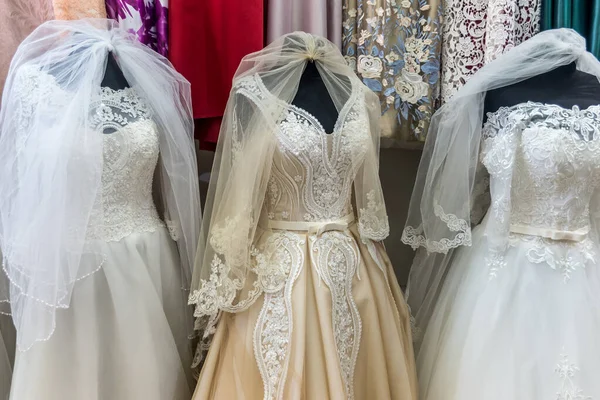 Robes Mariée Incroyables Sur Les Mannequins Dans Salon — Photo