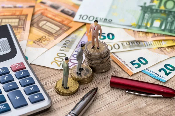Malé Hračky Lidé Najít Euromincích Blízkosti Eura Kalkulačka — Stock fotografie