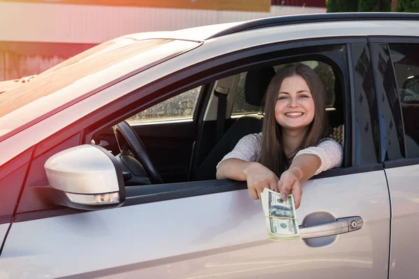 Жінка Показує Долари Ключ Від Вікна Автомобіля — стокове фото