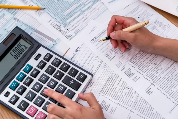 1040 Form Female Hand Pen Calculator — Stock Photo, Image