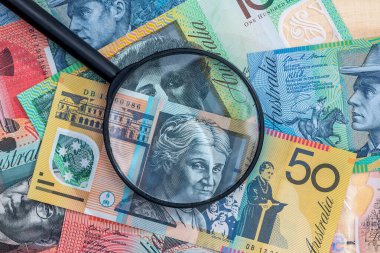 Avustralya doları banknotunun arka planında büyüteç