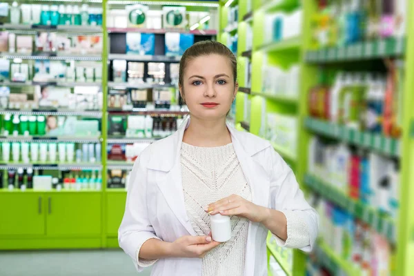 Container Met Pillen Handen Van Een Mooie Apotheker — Stockfoto