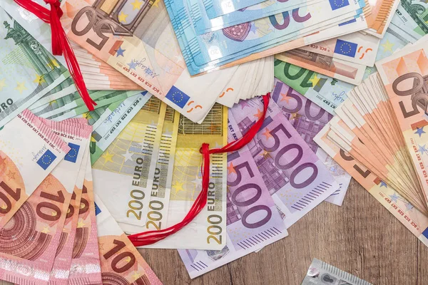 Багато Банкнот Євро Червоною Стрічкою Фон — стокове фото